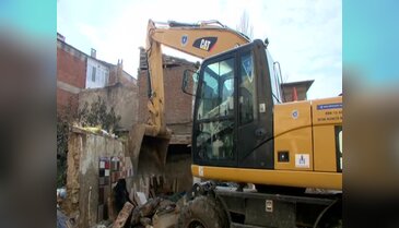 Bursa Güzelyalı'da kamulaştırılan 4 bina yıkıldı