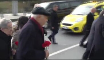 Emekli diplomatlar Şehitler Tepesi'ne karanfil bıraktı