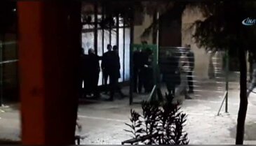 Evsizler birbirine girdi, görevliler izledi