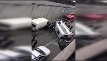 İstanbul'da minibüs alt geçide uçtu