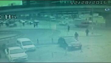 Servis minibüsü alt geçide böyle uçtu