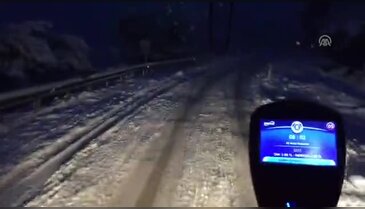 Bursa'da dağ yolunda karda kayan otobüsü yolcular itti
