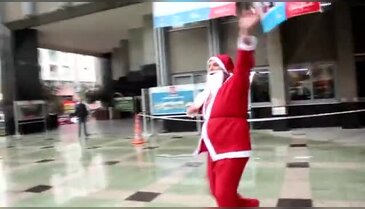 Noel Baba'nın başına silah dayadılar!