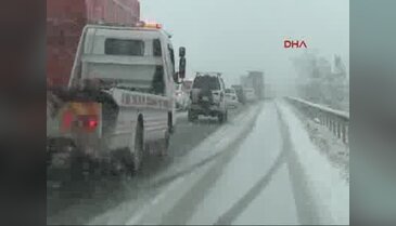 İzmir'de kar yolları kapattı