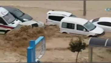 Mersin'de sel hayatı felç etti