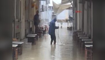 Mersin'de vatandaş sel suları altında kalan dükkanlarını temizliyor