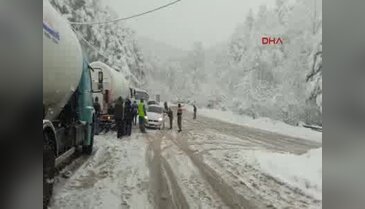Bursa'da kar Uludağ Yolu'nu kapattı