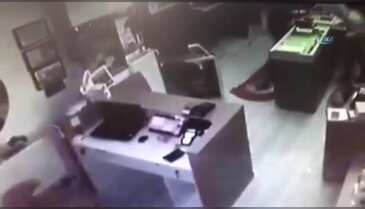 Telefon hırsızları güvenlik kamerasına yakalandı