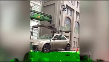 Hatalı park eden arabayı çekerken haşat etti!