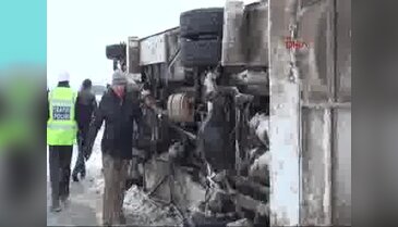 Cezaevine infaz memuru taşıyan servis otobüs devrildi: 26 yaralı