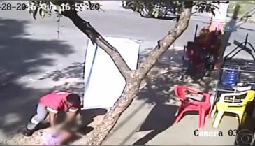 Motosiklet anne ve kızına böyle çarptı