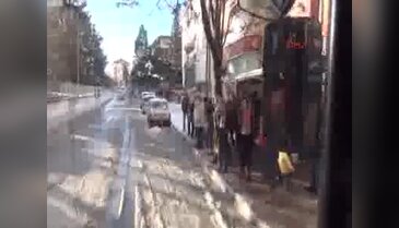 Rektör öğrencilerle otobüse bindi, kartopu oynadı
