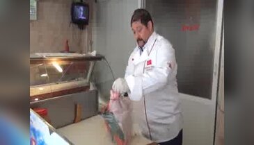 Vatandaşın parası yetmeyince kasaplar hindiyi ikiye böldü