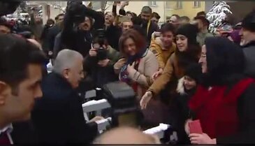 Yıldırım küçük kızla kartopu oynadı