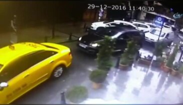 Fırtınanın uçurduğu boru ok gibi saplandı