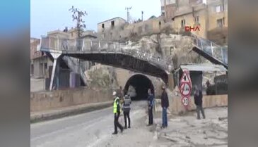 Şanlıurfa Birecik'te kamyonun açılan damperi üst geçidi yıktı