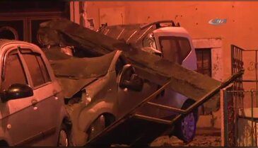 Beyoğlu'nda 3 katlı binanı duvarı çöktü
