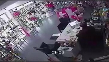 İş yeri sahibini darp ettiler: İşte o anlar
