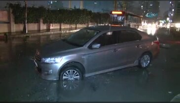 İstanbul'da araçlar belediyenin kapatmadığı çukura düştü