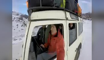 Beyaz örtüde yamaç paraşütü keyfi