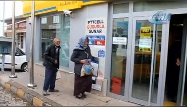 Elleriyle ördüğü yün çorapları askerlere gönderdi