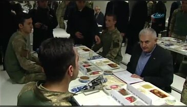 Başbakan Yıldırım askerlerle yemek yedi