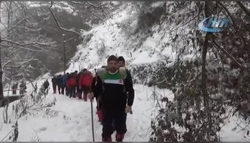 Bursa'da eksi 10 derecede kar helvası yapıp yediler