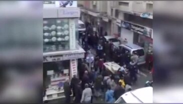 Seyyar satıcı ile zabıtanın kavgası kamerada