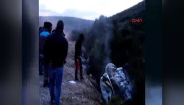 Kaza sonrası alev alan otomobilden son anda kurtuldu