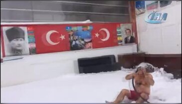 Eksi 10 dereceye aldırış etmeden yarı çıplak yıkandı