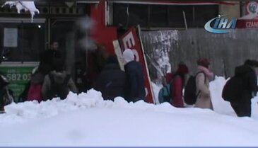 İş yerlerinin önündeki tente kardan çöktü