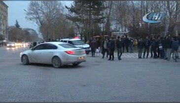 Şizofreni hastası adam ailesini silahla rehin aldı
