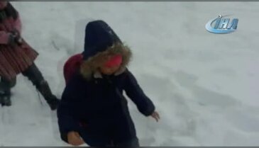 Öğrencilerin eğitim aşkı kar dinlemiyor