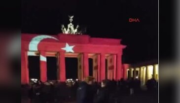Berlin'de Brandenburg Kapısı, Türk bayrağı renklerine büründü