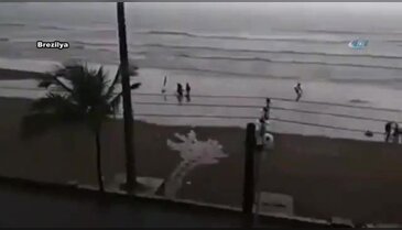 Plajda üzerine yıldırım düştü