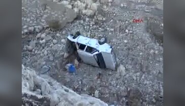 Otomobil dere yatağına uçtu