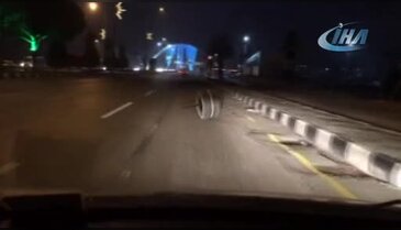 Seyir halindeki minibüsün lastiği koptu