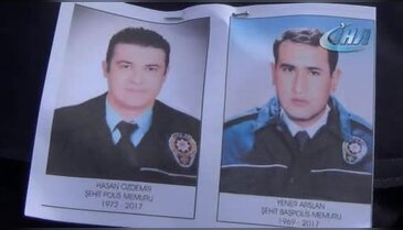 Şehit babasını üniformasıyla uğurladı