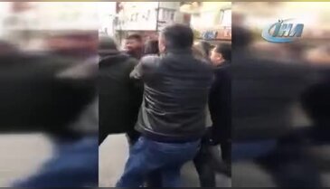Reina saldırganına benzeyen şahsın darp edilme anı kamerada  - 2
