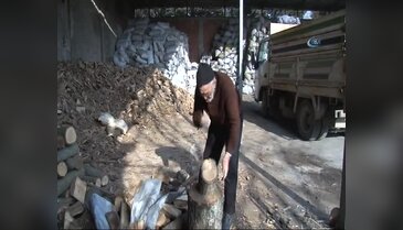 Bursa'da 83 yaşında her gün tonlarca odun kırıyor