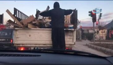 Kamyonet kasasında tehlikeli yolculuk