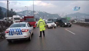 Buzlanan yolda 10 araç kaza yaptı