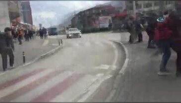 Bursa'da şiddetli lodos renkli görüntülere sahne oldu