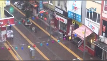 Balıkesir'de sağanak yağış hayatı olumsuz etkiliyor