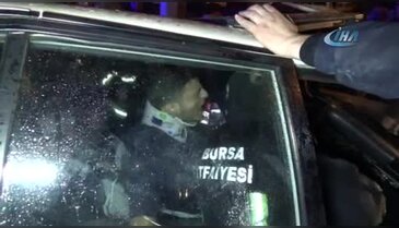 Bursa'da araca sıkışan sürücü ölümden döndü