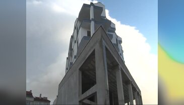 Fırtına Bursa'yı uçurdu... Tonlarca ağırlığındaki iskele yerinden söküldü
