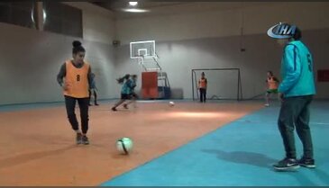Futbolcu kız kardeşler erkeklere taş çıkarıyor