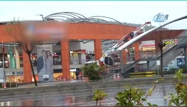 Lodos AVM'nin çatısını uçurdu