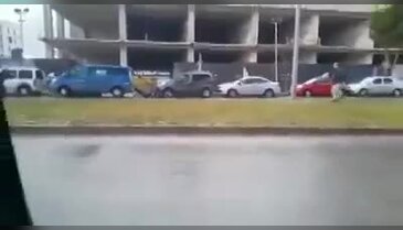 Çatışma devam ederken teröristi tekmeledi