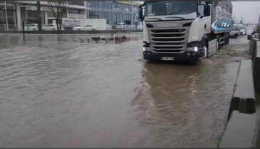 Çorlu'da yağmur caddeleri dereye çevirdi